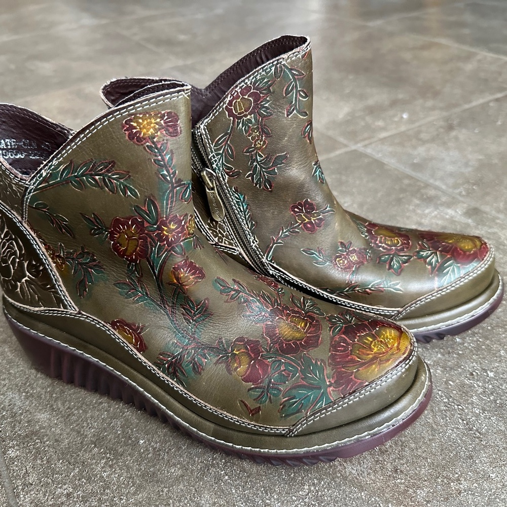 L’artiste Women’s boots, size 9